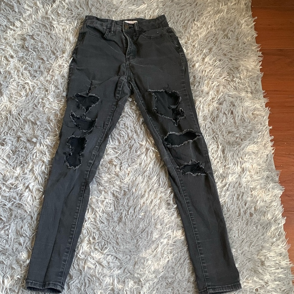 So black ripped skinny jeans